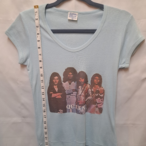 Vtg Queen graphic V-neck baby tee in baby blue vintage size L - Picture 9 of 11